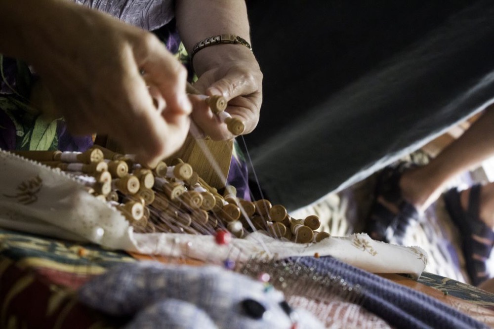 Hands making beeralu bobbin lace, Negombo